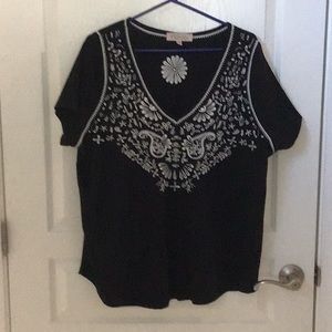 Black/White size 2X by philosophy. Beautifully detailed.